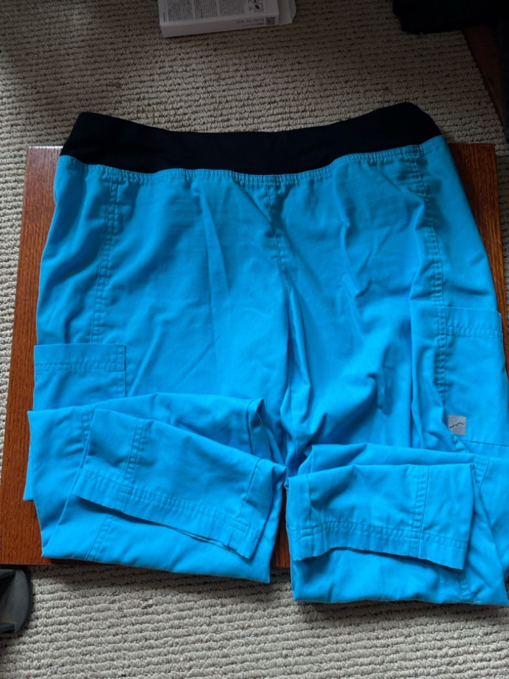 BUTTER-SOFT Yoga inspired scrub pants. Cargo pockets. Soft waistband. Size MP - Picture 2 of 7
